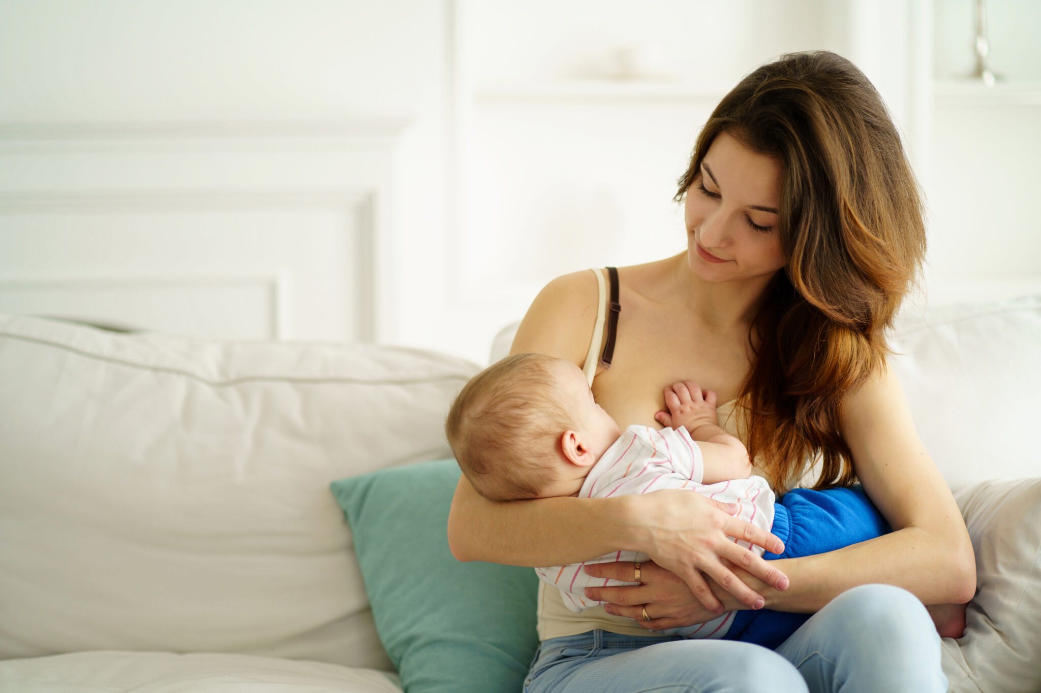 Breastfeeding. Кормящие девушки. Грудное вскармливание видео. Женщина кормит ребенка. Мама кормит ребенка грудью.